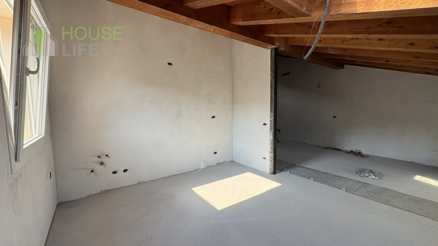Scopri questo affascinante APPARTAMENTO mansardardato con ingresso indipendente inserito nella pi...