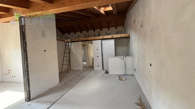 Scopri questo affascinante APPARTAMENTO mansardardato con ingresso indipendente inserito nella pi...