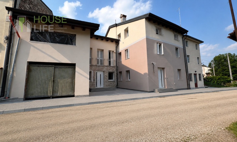 Scopri questa affascinante porzione centrale di CASA A SCHIERA situata in una corte della pittore...