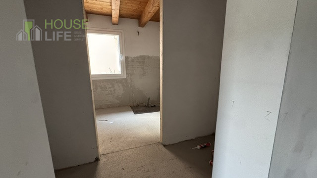 Scopri questa affascinante porzione centrale di CASA A SCHIERA situata in una corte della pittore...