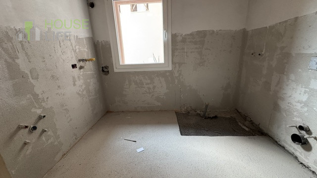 Scopri questa affascinante porzione centrale di CASA A SCHIERA situata in una corte della pittore...