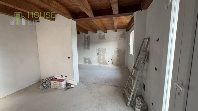Scopri questa affascinante porzione centrale di CASA A SCHIERA situata in una corte della pittore...