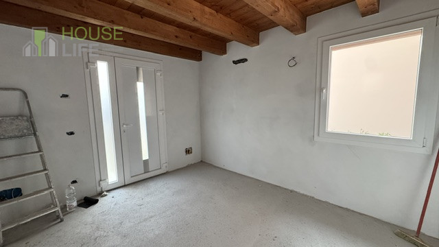 Scopri questa affascinante porzione centrale di CASA A SCHIERA situata in una corte della pittore...