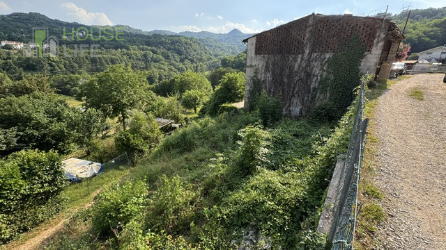 Scopri questa affascinante porzione centrale di CASA A SCHIERA situata in una corte della pittore...