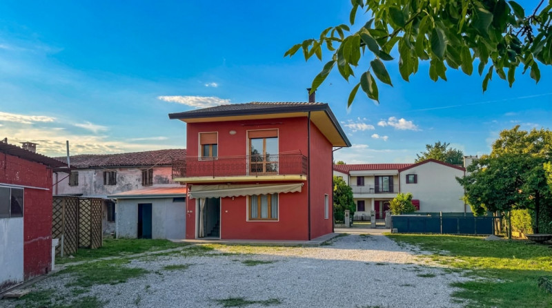 (Per INFO Vittorio 3517343301) Proponiamo in vendita una casa singola situata nel cuore di Trebas...
