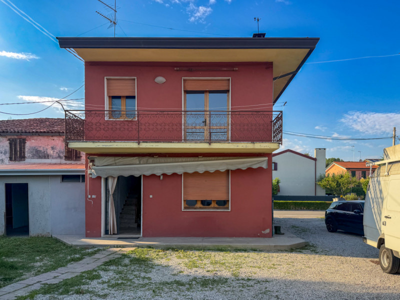 (Per INFO Vittorio 3517343301) Proponiamo in vendita una casa singola situata nel cuore di Trebas...