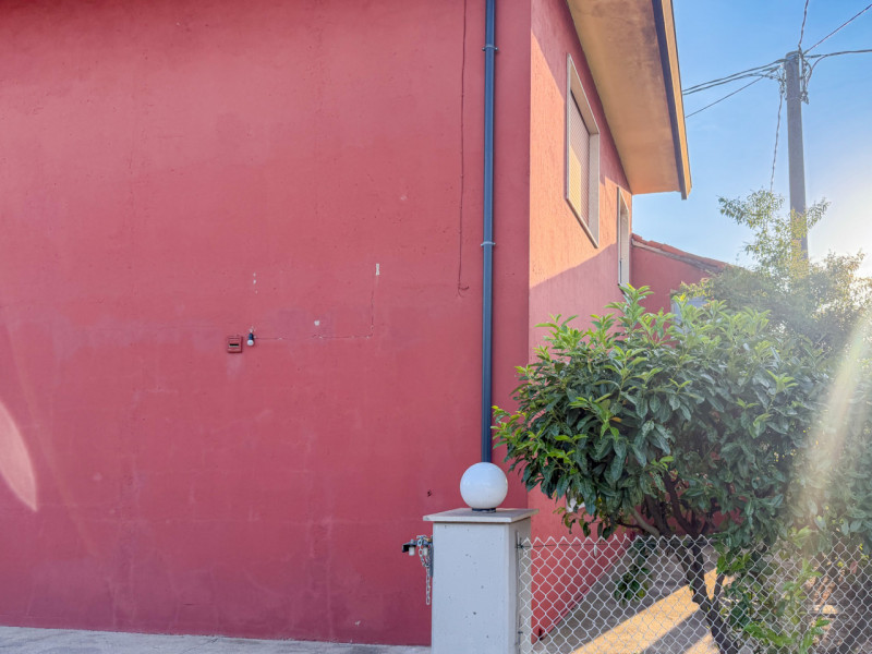 (Per INFO Vittorio 3517343301) Proponiamo in vendita una casa singola situata nel cuore di Trebas...