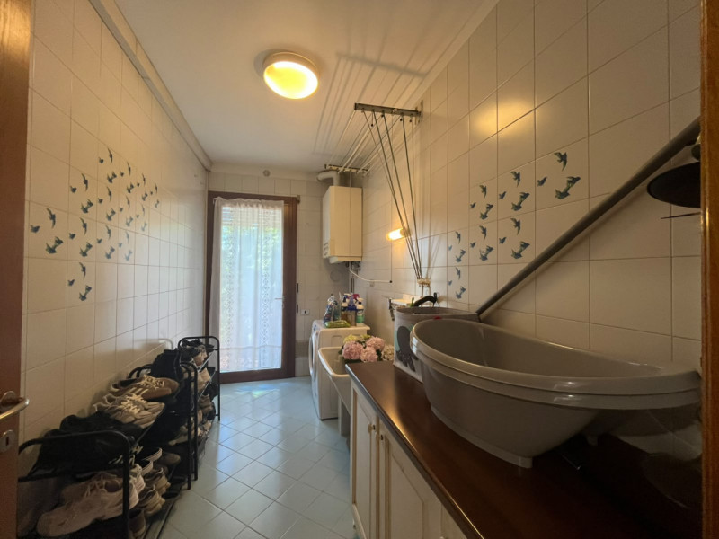 L'appartamento sarà disponibile dal 1 Ottobre 2026, situato in Strada Padana verso Verona, al pri...