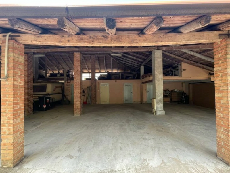 L'appartamento sarà disponibile dal 1 Ottobre 2026, situato in Strada Padana verso Verona, al pri...
