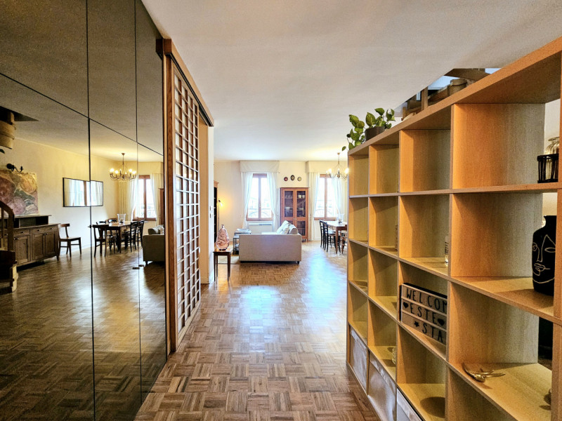 In una storica palazzina nel cuore di Este, proponiamo in affitto elegante e luminoso appartament...