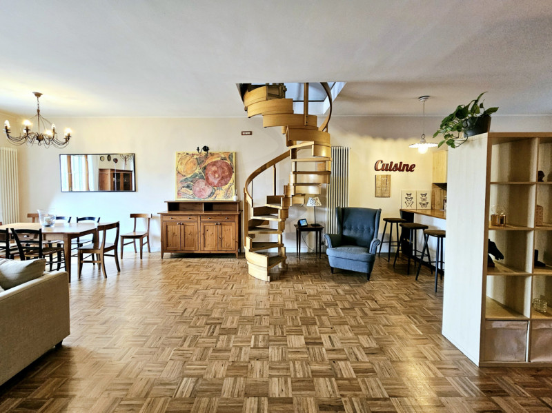 In una storica palazzina nel cuore di Este, proponiamo in affitto elegante e luminoso appartament...