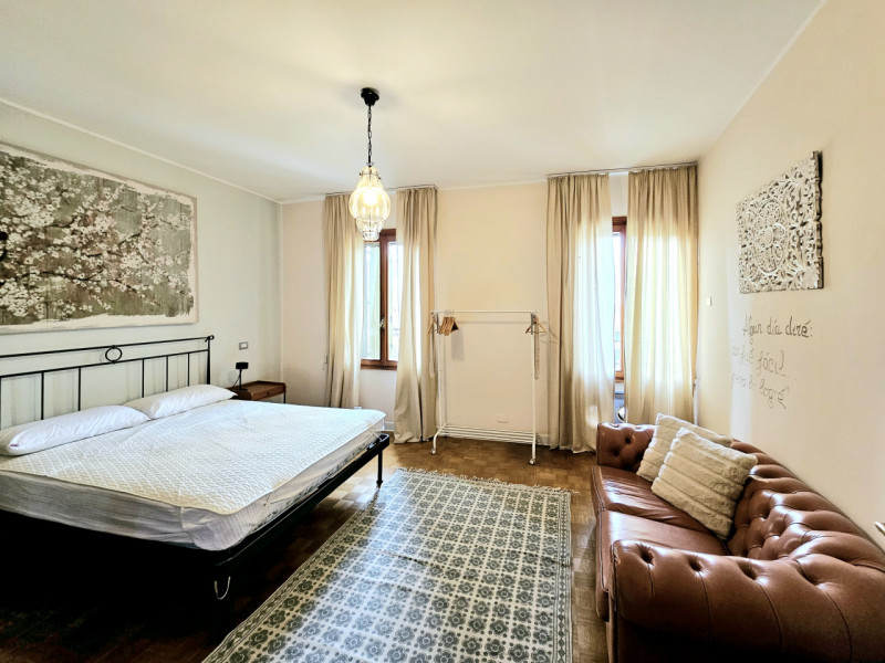 In una storica palazzina nel cuore di Este, proponiamo in affitto elegante e luminoso appartament...
