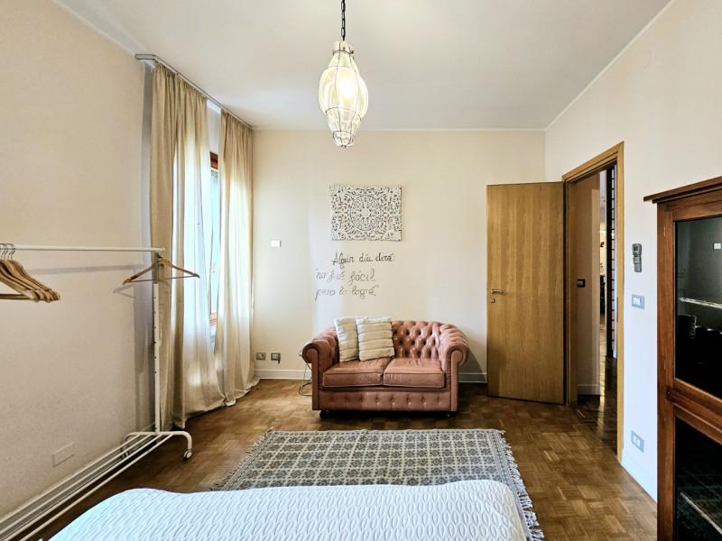 In una storica palazzina nel cuore di Este, proponiamo in affitto elegante e luminoso appartament...