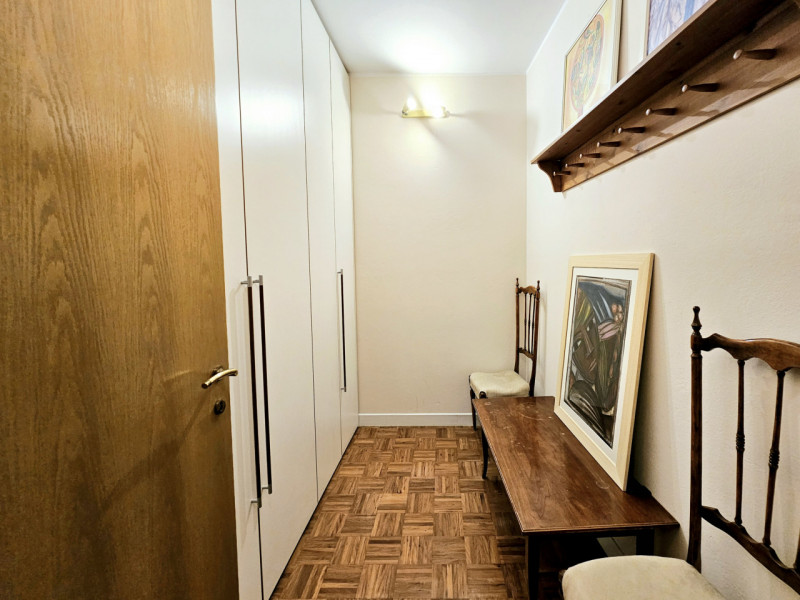 In una storica palazzina nel cuore di Este, proponiamo in affitto elegante e luminoso appartament...