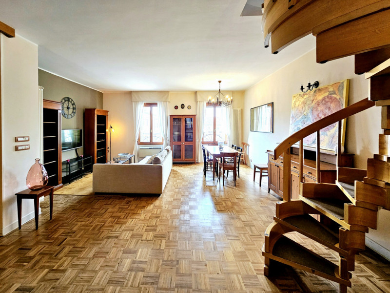 In una storica palazzina nel cuore di Este, proponiamo in affitto elegante e luminoso appartament...