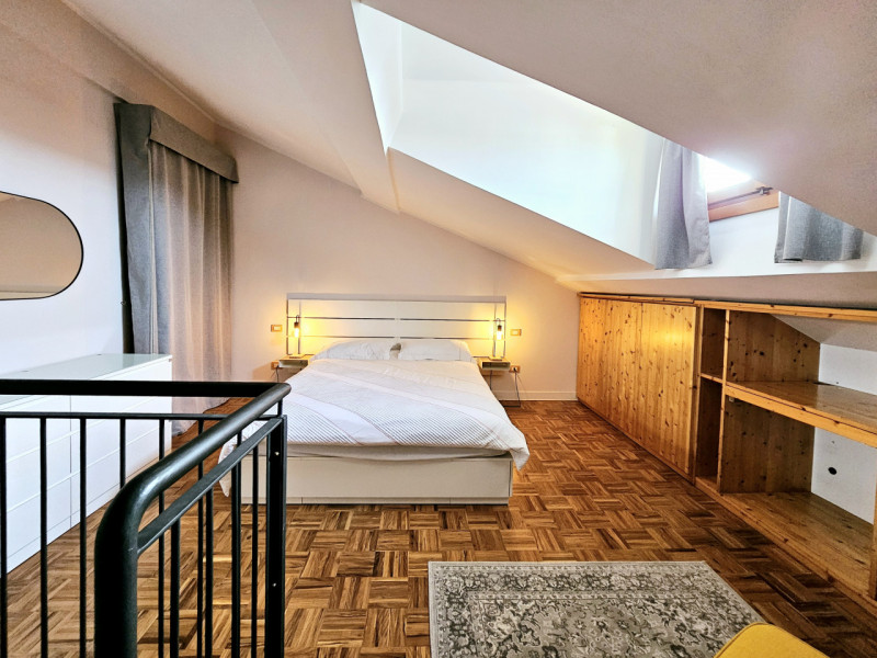 In una storica palazzina nel cuore di Este, proponiamo in affitto elegante e luminoso appartament...