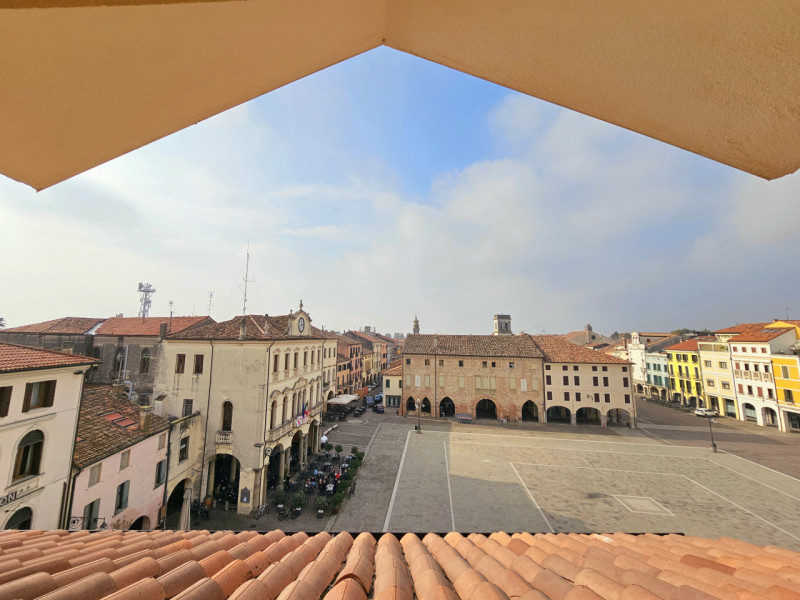 In una storica palazzina nel cuore di Este, proponiamo in affitto elegante e luminoso appartament...