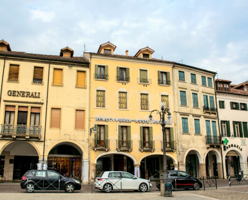 In una storica palazzina nel cuore di Este, proponiamo in affitto elegante e luminoso appartament...
