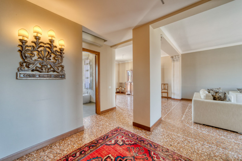 Scopri questo affascinante appartamento di circa 155 mq  calpestabili situato nella tranquilla zo...