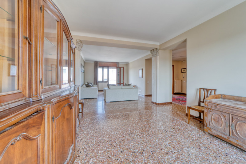 Scopri questo affascinante appartamento di circa 155 mq  calpestabili situato nella tranquilla zo...