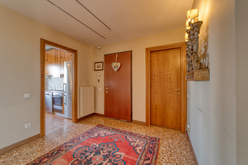 Scopri questo affascinante appartamento di circa 155 mq  calpestabili situato nella tranquilla zo...