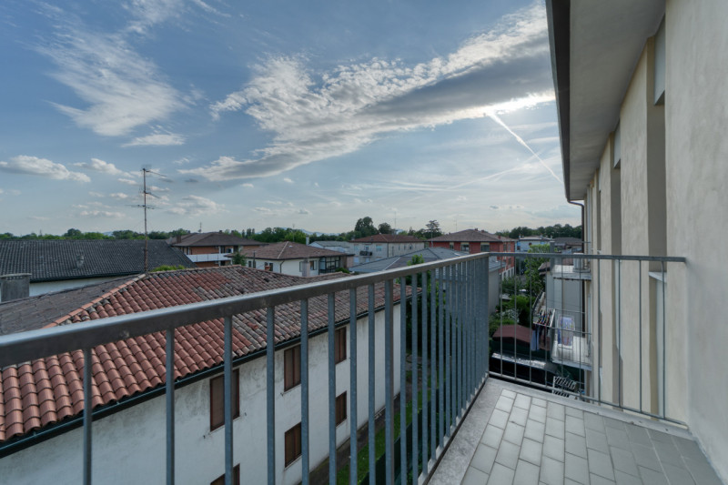 Cerchi un vero attico dalle dimensioni introvabili? A pochi chilometri dal centro di Padova, nell...