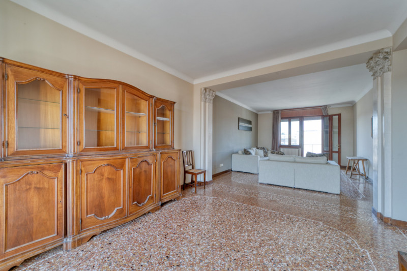 Scopri questo affascinante appartamento di circa 155 mq  calpestabili situato nella tranquilla zo...