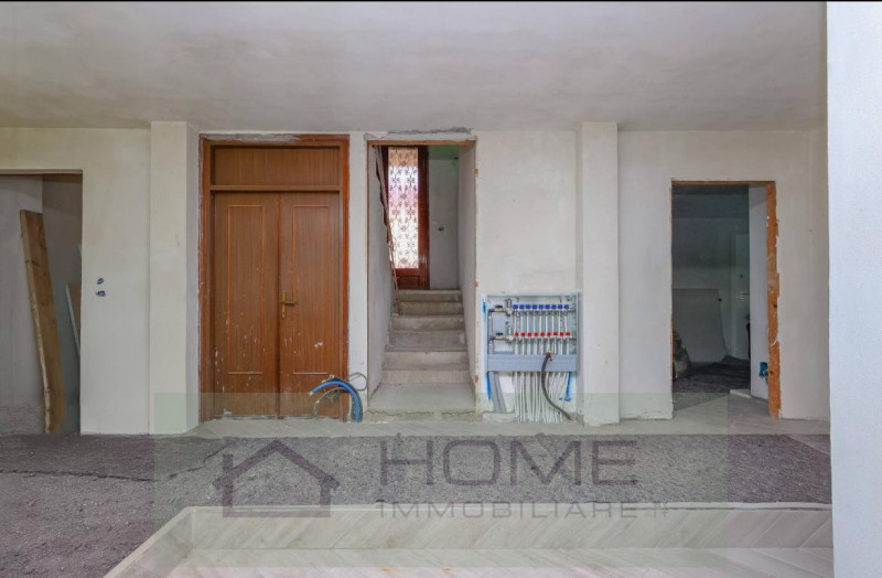 Scopri questa straordinaria opportunità di acquistare una casa singola situata nel cuore di Vigod...