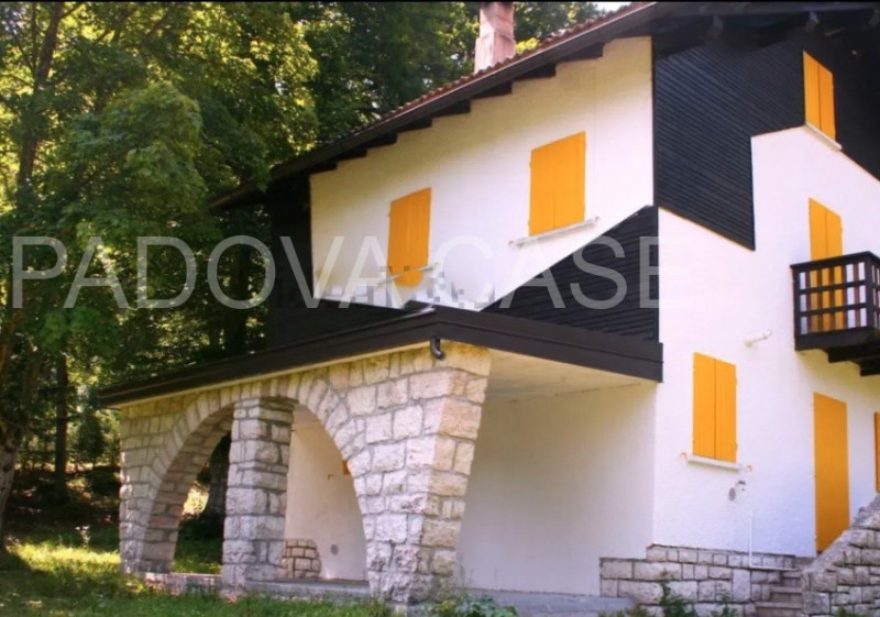 Scopri la tua oasi di tranquillità nella splendida villa situata a mezzaselva di Folgaria, un ver...