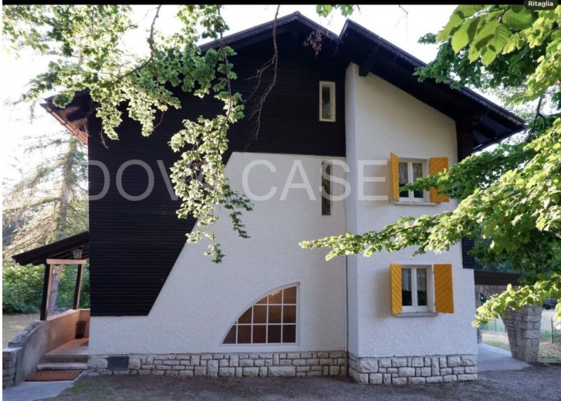 Scopri la tua oasi di tranquillità nella splendida villa situata a mezzaselva di Folgaria, un ver...