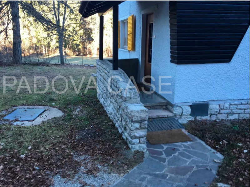 Scopri la tua oasi di tranquillità nella splendida villa situata a mezzaselva di Folgaria, un ver...