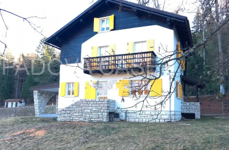 Scopri la tua oasi di tranquillità nella splendida villa situata a mezzaselva di Folgaria, un ver...