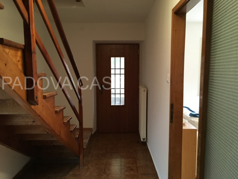 Scopri la tua oasi di tranquillità nella splendida villa situata a mezzaselva di Folgaria, un ver...