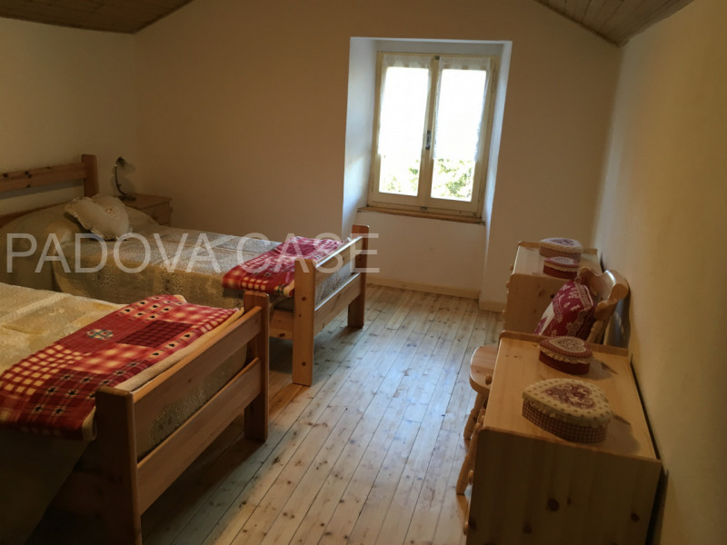 Scopri la tua oasi di tranquillità nella splendida villa situata a mezzaselva di Folgaria, un ver...
