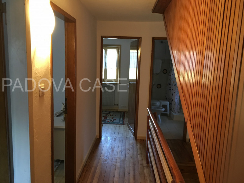 Scopri la tua oasi di tranquillità nella splendida villa situata a mezzaselva di Folgaria, un ver...