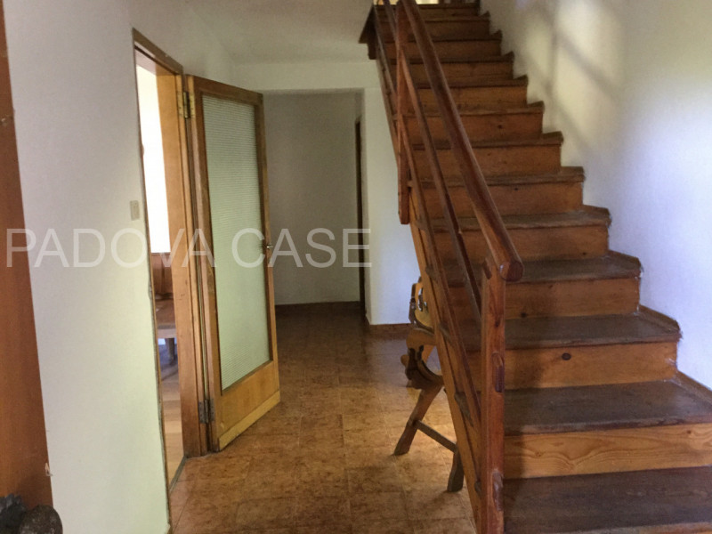 Scopri la tua oasi di tranquillità nella splendida villa situata a mezzaselva di Folgaria, un ver...
