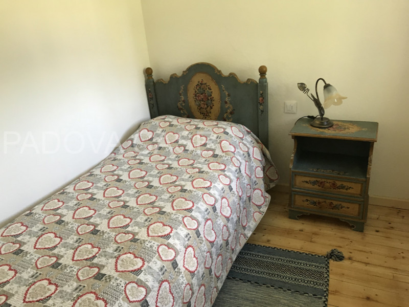 Scopri la tua oasi di tranquillità nella splendida villa situata a mezzaselva di Folgaria, un ver...