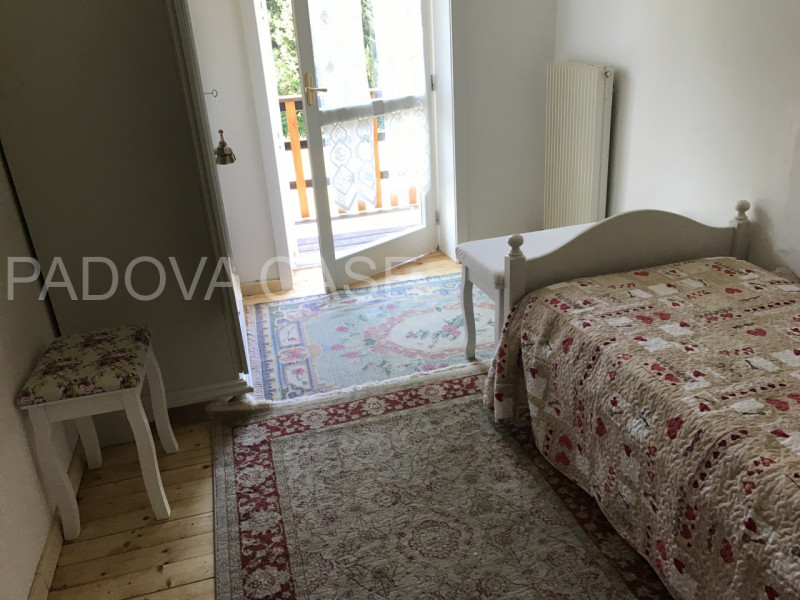 Scopri la tua oasi di tranquillità nella splendida villa situata a mezzaselva di Folgaria, un ver...