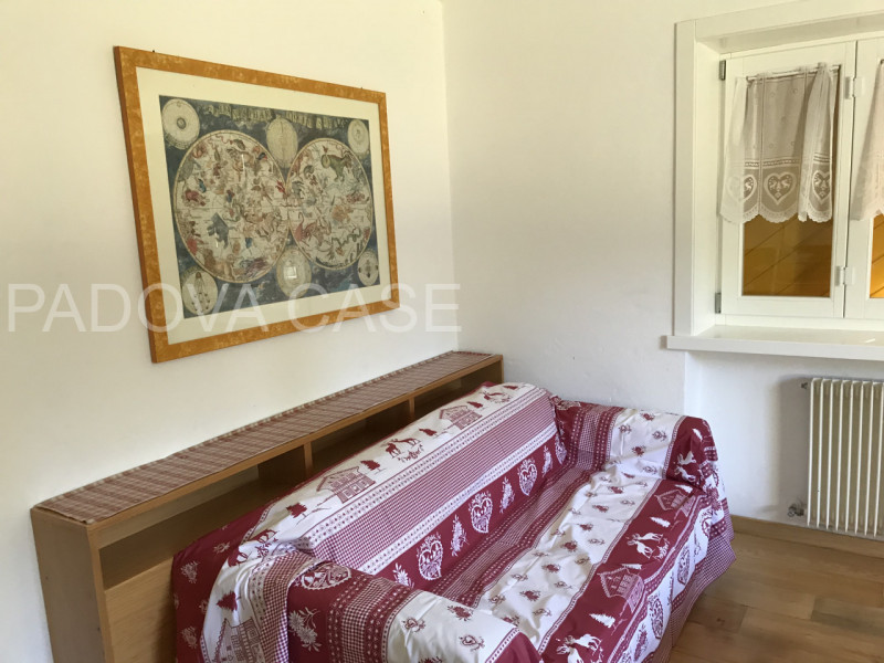 Scopri la tua oasi di tranquillità nella splendida villa situata a mezzaselva di Folgaria, un ver...