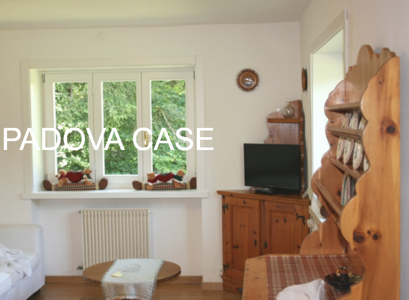 Scopri la tua oasi di tranquillità nella splendida villa situata a mezzaselva di Folgaria, un ver...