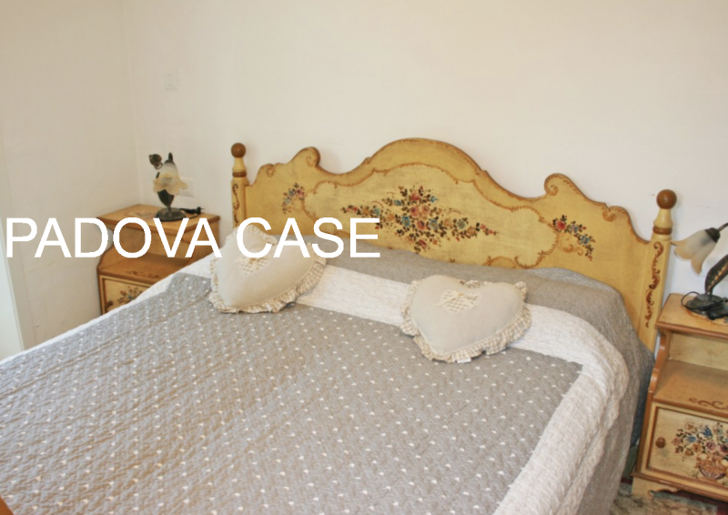 Scopri la tua oasi di tranquillità nella splendida villa situata a mezzaselva di Folgaria, un ver...