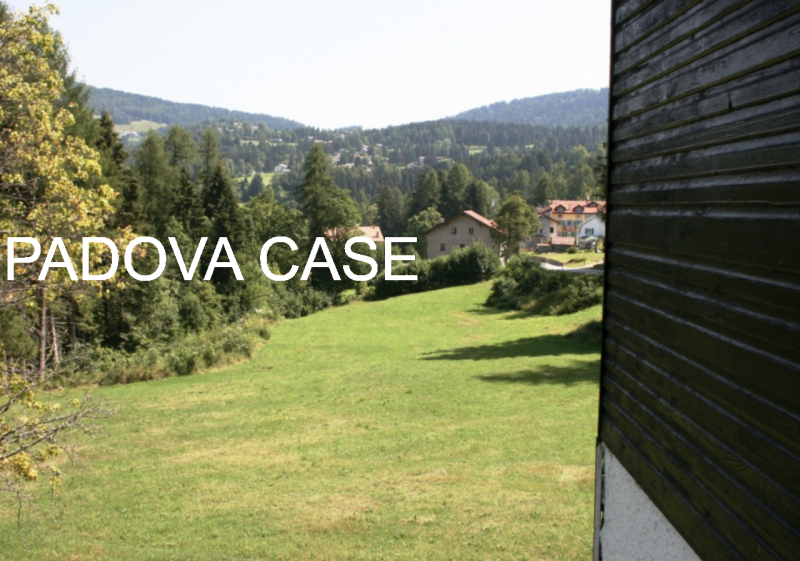Scopri la tua oasi di tranquillità nella splendida villa situata a mezzaselva di Folgaria, un ver...