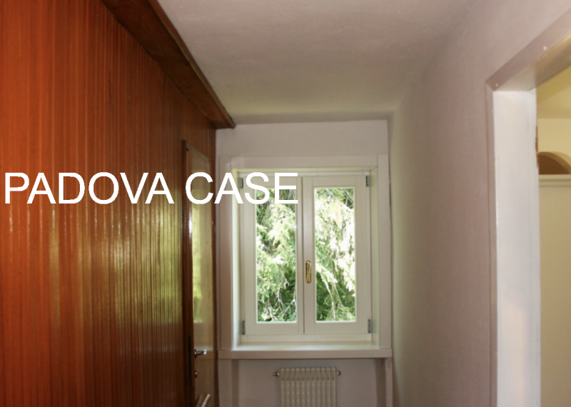 Scopri la tua oasi di tranquillità nella splendida villa situata a mezzaselva di Folgaria, un ver...