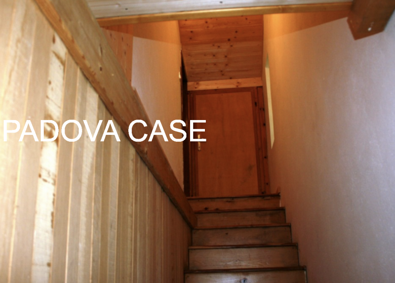 Scopri la tua oasi di tranquillità nella splendida villa situata a mezzaselva di Folgaria, un ver...