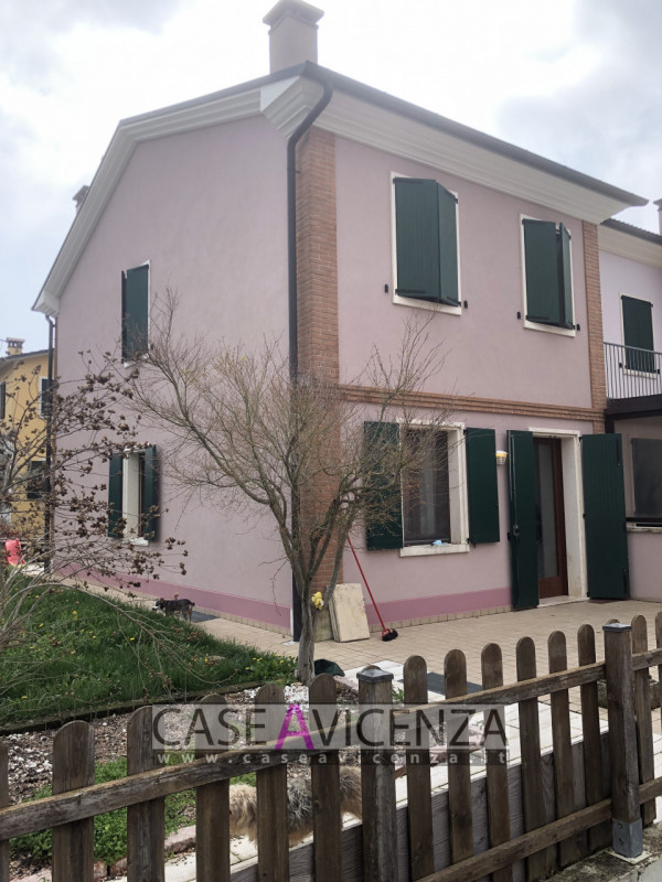 NANTO - - C.E.D - AVAILABLE FROM AUGUST 30, 2026 - We offer a rare three-story end-of-terrace hou...