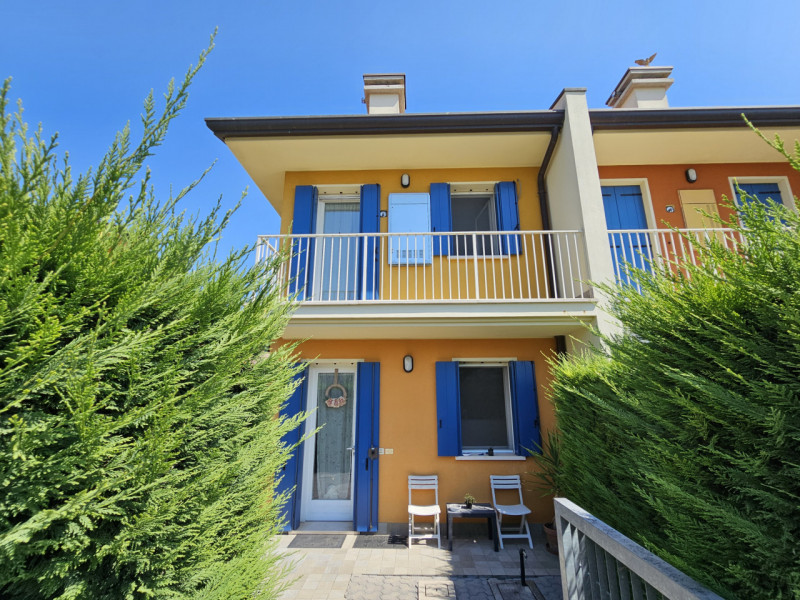 In un bel quartiere residenziale a Bovolenta, proponiamo in vendita una splendida porzione di cas...