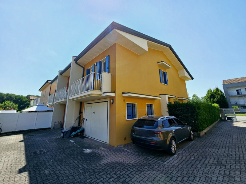 In un bel quartiere residenziale a Bovolenta, proponiamo in vendita una splendida porzione di cas...