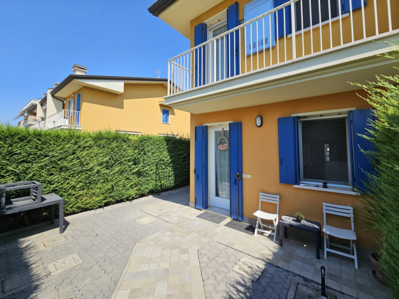 In un bel quartiere residenziale a Bovolenta, proponiamo in vendita una splendida porzione di cas...