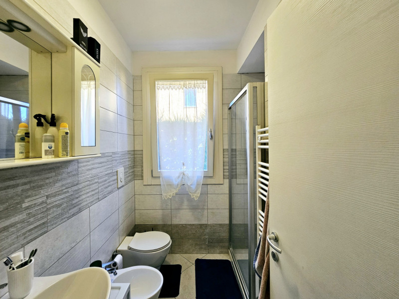 In un bel quartiere residenziale a Bovolenta, proponiamo in vendita una splendida porzione di cas...