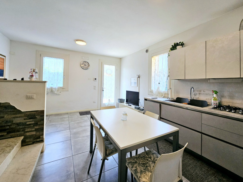 In un bel quartiere residenziale a Bovolenta, proponiamo in vendita una splendida porzione di cas...